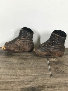 lot 319 image: Vintage Leather Baby Shoes made into Pin Cushions