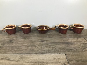 lot 324 image: Vintage Hull USA Crestone Oven Proof Coffee Mugs and 1 Soup Bowl (has Maple Leaf and USA 09 01 on the bottom)