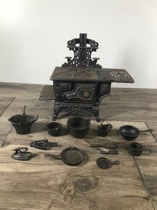 lot 391 image: Vintage Crescent Salesmans Sample Cast Iron Miniature Stove USA Made With All the Accessories