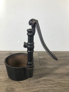 lot 392 image: Collectible Miniature Cast Iron Hand Pump
