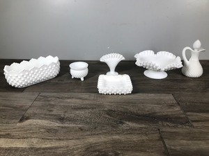 lot 393 image: Lot of Vintage Milk Glass Hobnail