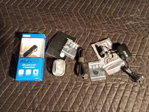 lot 482 image: 3 Bluetooth headsets with manuals