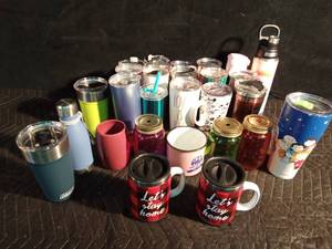 lot 477 image: Lot of hotcold glasses and mugs with lids and wooden serving tray