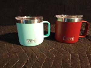 lot 478 image: 2 Yeti mugs