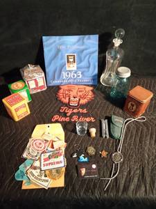 lot 479 image: Box of collectibles