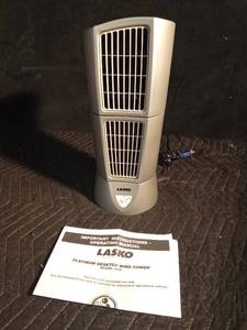 lot 472 image: Lasko Platinum desk top wind tower with manual