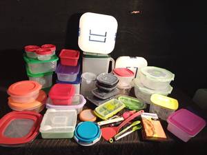 lot 450 image: Lg box of Tupperware, Rubbermaid and more containers