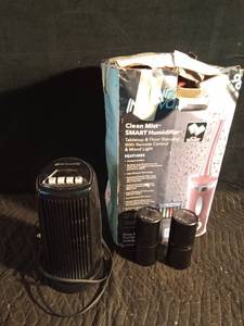 lot 451 image: Humidifier, desk fan and 2 air purifiers