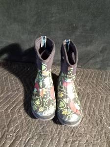 lot 138 image: Womens Bogs rain boots