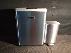 lot 121 image: 2 flip-top garbage cans