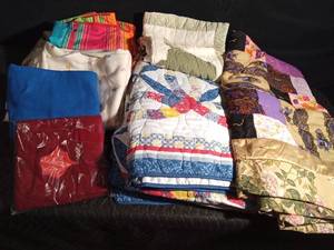 lot 101 image: Lg quilts, blankets, and pillow cases
