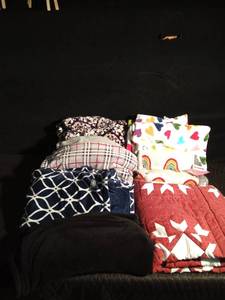 lot 102 image: 6 Soft blankets and 1 quilt