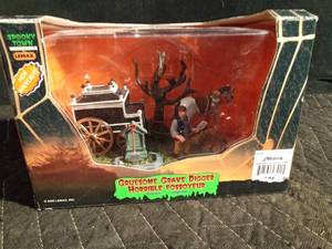 lot 92 image: Lemax Gruesome Grave Digger Halloween decor
