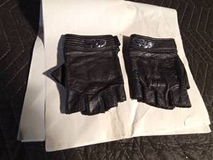 lot 83 image: Genuine Harley Davidson leather fingerless gloves