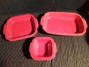 lot 87 image: 3 Casseroles of stoneware