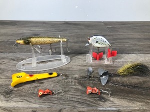 lot 410 image: Lot of 6 Collectible Fishing Lures - Heddon Pumpkin Seed - Pikie Creek Chub (CCB Co Garrett Ind.) and More