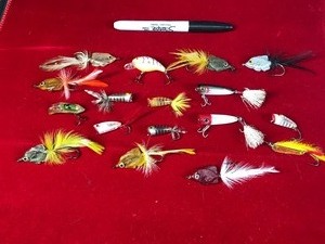 lot 421 image: Lot of 17 Collectible Small Fishing Lures  - Gudebrod Goldeneye Trouble Maker - Heddon - Rebel R and More