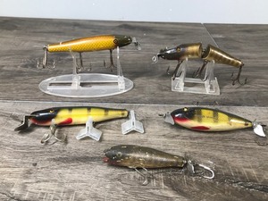 lot 422 image: Lot of 5 Wood Collectible Fishing Lures - Injured Minnow - Creek Chubs (9-27-20)  and More