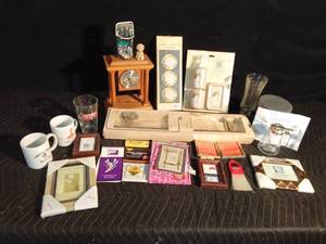 lot 175 image: Wood clock, home decor and more