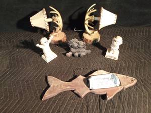 lot 176 image: Pr of Deer horn wall lamps, wood beer plaque and figurines