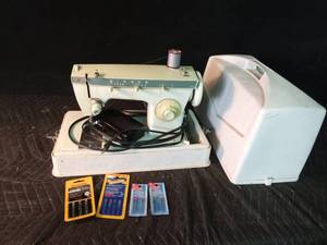 lot 180 image: Singer sewing machine in case with some accessories