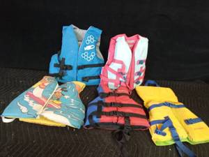 lot 173 image: Lot of childrens life jackets
