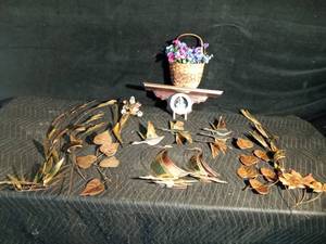 lot 174 image: Metal wall decor, wood shelf and more