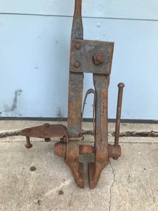 lot 445 image: Antique Jaw Blacksmith Post Leg Vise 40Tall Shop Garage Tool