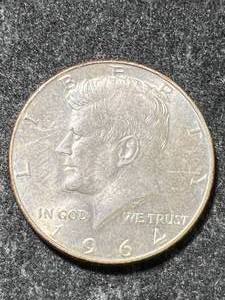 lot 06 image: 1964 US KENNEDY HALF DOLLAR