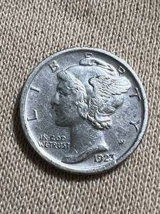 lot 31 image: 1923 US MERCURY DIME AU