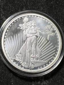 lot 65 image: 1 TROY OZ .999 FINE SILVER GOLD EAGLE DESIGNED ROUND IN AIRTITE