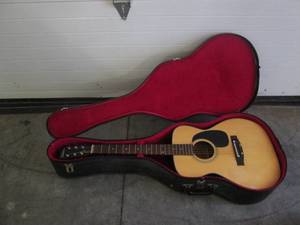 lot 14 image: Ventura guitar in a case...