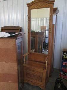 lot 19 image: Hall tree with storage bench...