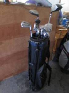 lot 21 image: Nice set of golf clubs in a bag wit...