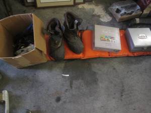 lot 60 image: Plastic pad, Thinsulate boots size ...