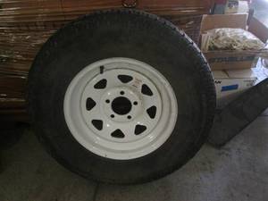lot 71 image: Like new 5 bolt trailer tire ST225...