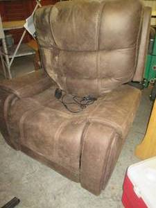 lot 82 image: Ashley signature power reclining ch...