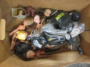 lot 108 image: Large lot of Bratz dolls and access...