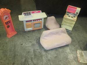 lot 109 image: Box of vintage Barbie items...