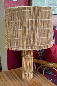 lot 27 image: Lovely Rattan Table Lamp