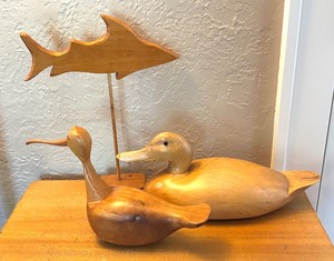 lot 34 image: Variety of Wooden Fish and Duck Decorative Figurines