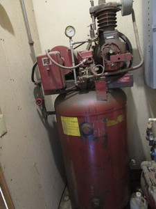 lot 7 image: Furnas Upright Air Compressor