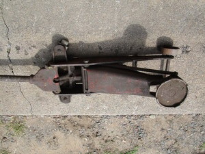 lot 19 image: Dayton Floor Jack