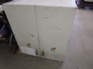 lot 98 image: Metal Wall Cabinet