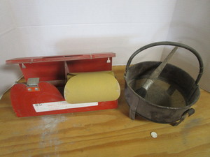 lot 127 image: Washer Basket, Roll Dispenser