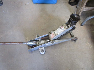 lot 175 image: Floor Jack
