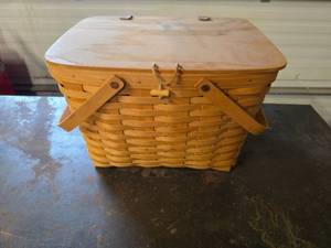 lot 58 image: Longaberger Large Picnic Basket