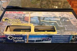 lot 3 image: Vintage Lionel Chessie System Set