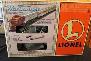 lot 4 image: Lionel Santa Fe War Bonnet set - Fast Track