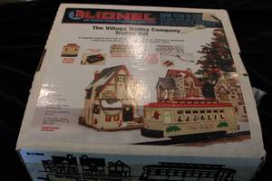 lot 6 image: Lionel Village Trolly Company Trolley Set